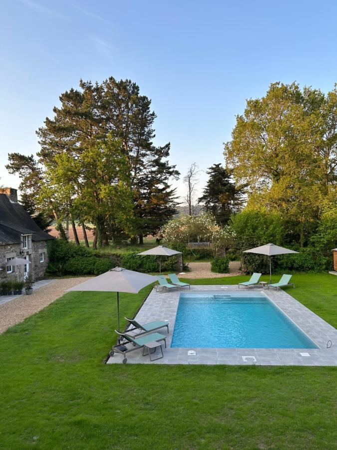 Manoir Du Vau D Arz Gites Et Chambres D Hotes Avec Piscine Malansac エクステリア 写真